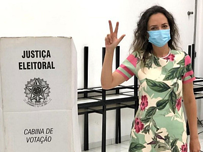 Juliana Capitã e Médica vota na UNIP Alphaville