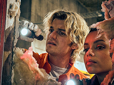 A trama mistura suspense e ação com um senso de humor mordaz