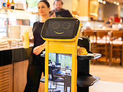 Inovação. Robôs levam pedidos até a mesa e recolhem louças