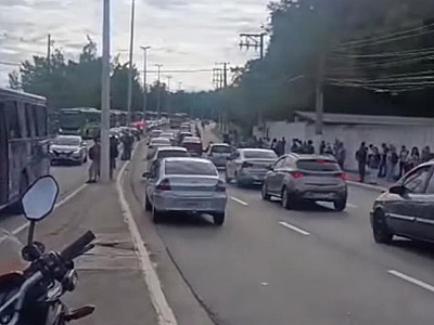 A interrupção ocorreu no início do horário de pico e gerou filas