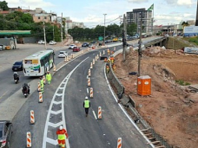 Entre os serviços concluídos estão a implantação de nova sinalização horizontal e melhorias no pavimento na área de transição do viaduto