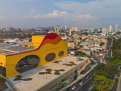 O equipamento público atende crianças, jovens e adultos, promovendo acesso à cultura e incentivando o desenvolvimento de novos talentos