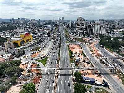 A operação ocorre entre os quilômetros 25 e 27 da pista expressa oeste (sentido interior)