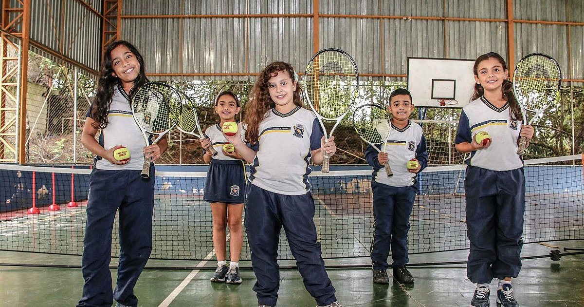 Santana de Parnaíba oferece aulas gratuitas de vôlei e tênis para crianças e jovens