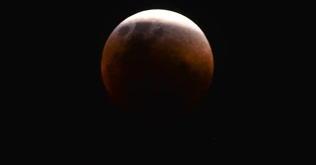 “Lua de Sangue” ilumina o céu na terça (3): veja horários e como observar o eclipse