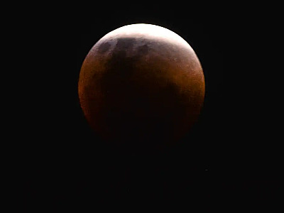 O fenômeno ocorre quando há um alinhamento preciso entre Sol, Terra e Lua