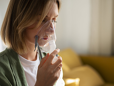 side view woman using nebulizer_Crédito Freepik