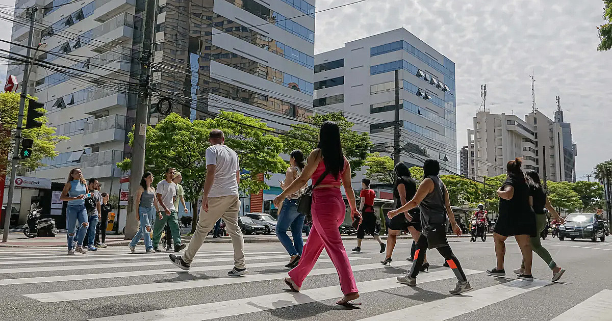 Brasil envelhece e crescimento populacional desacelera, aponta IBGE