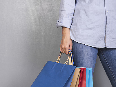Segundo enquete, maioria pretende gastar entre R$ 100 e R$ 300, com preferência por roupas