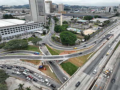 O elevado possui duas faixas de rolamento e cerca de 6,5 metros de altura