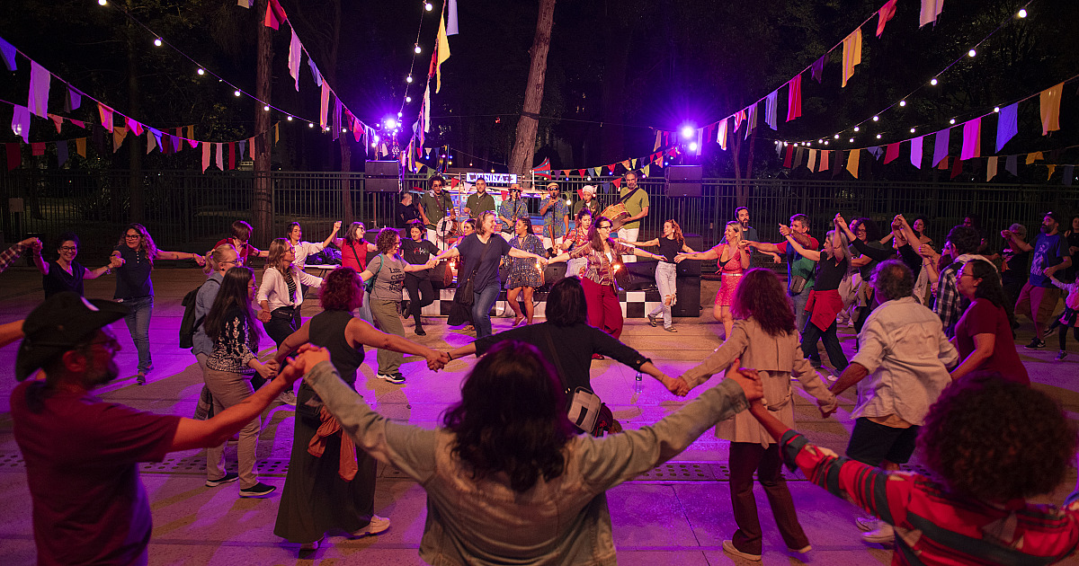 Pina Junina transforma praça da Pinacoteca em palco de cultura popular em São Paulo