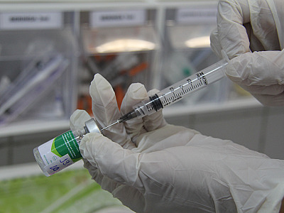 A vacina disponibilizada pelo Sistema Único de Saúde (SUS) é a influenza trivalente, atualizada para as cepas em circulação em 2026