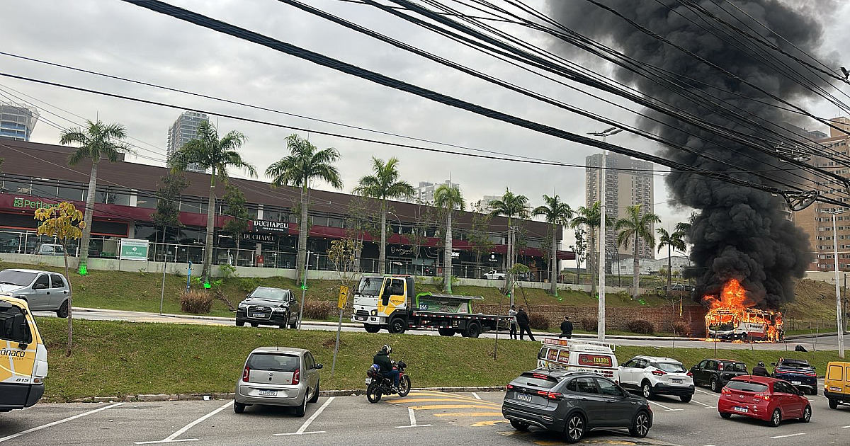 Ônibus da Urubupungá pega fogo na Avenida Tucunaré na manhã desta sexta (15)