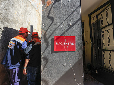 Equipes da Defesa Civil fazendo inspeções após o incidente