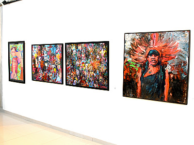 Exposição reúne pinturas e colagens