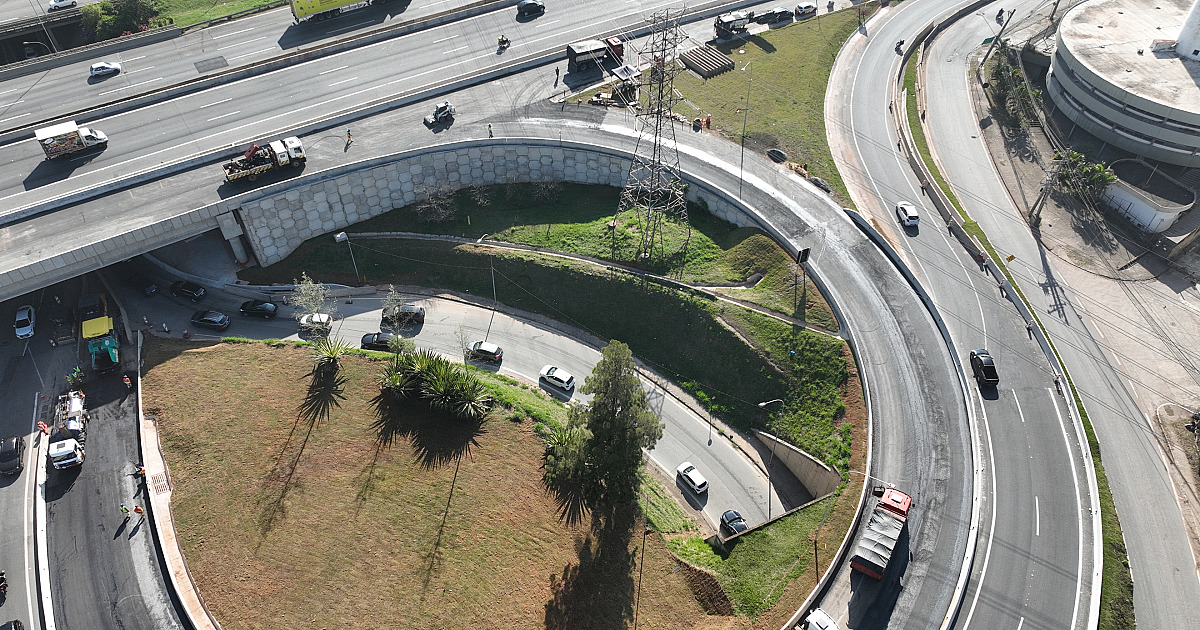 Outra carreta fica presa sob o viaduto da Estrada da Aldeinha na noite desta quarta (27)