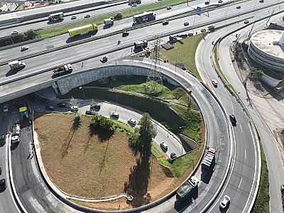 Imagem aérea mostra o trecho com afunilamento que tem causado o problema com veículos longos