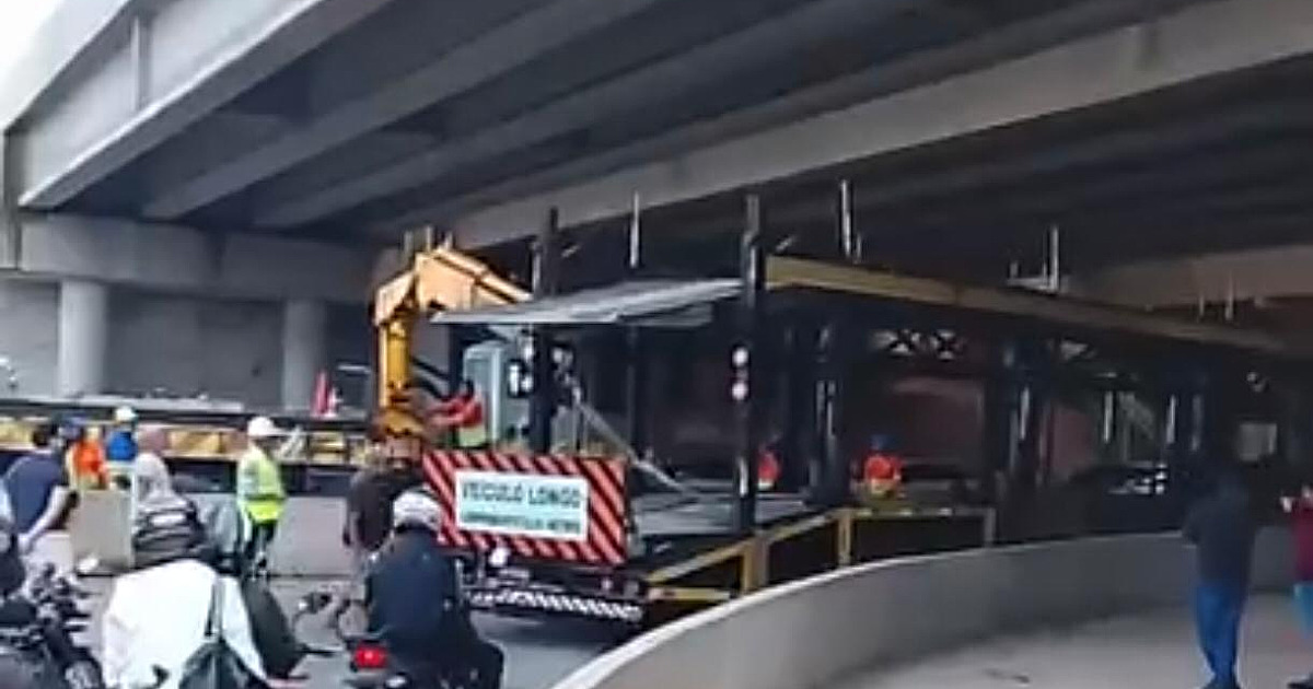 Carreta entala em viaduto da Estrada da Aldeinha e bloqueia trânsito nesta terça (26)