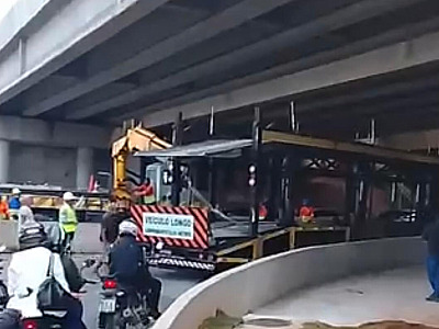 A carreta travou no sentido do Residencial 1, na passagem que fica sob a Castello Branco