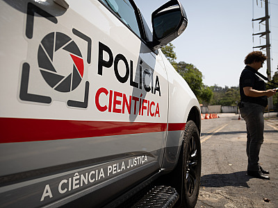 Equipe de pericia operando com o scanner e drone