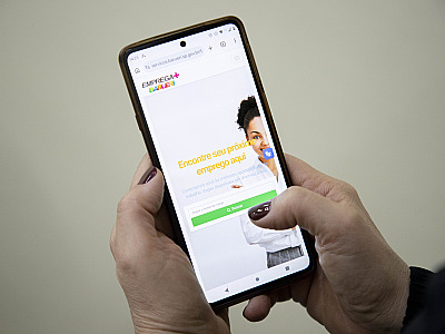 Os trabalhadores podem criar um currículo digital, pesquisar oportunidades e acessar cursos voltados ao desenvolvimento profissional