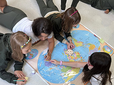 A iniciativa busca apresentar às famílias os espaços e o projeto voltado à formação global