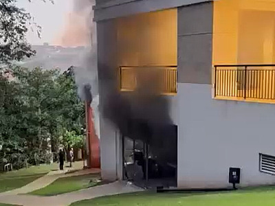 Bombeiros informaram que o fogo atingiu um depósito do condomínio, localizado abaixo da garagem