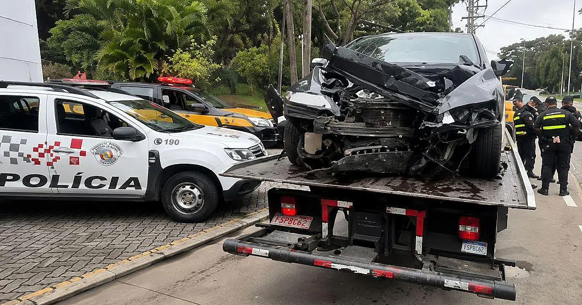 Mulher morre após carro atingir pilastra de condomínio em Alphaville