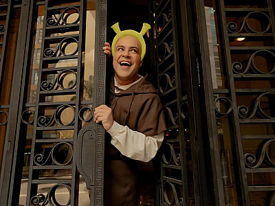 O ator Tiago Abravanel estrela Shrek