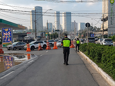 Agentes da Semurb interditaram a via onde houve o rompimento