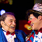 Dedé Santana celebra 90 anos com espetáculo que une circo, música e tecnologia em São Paulo