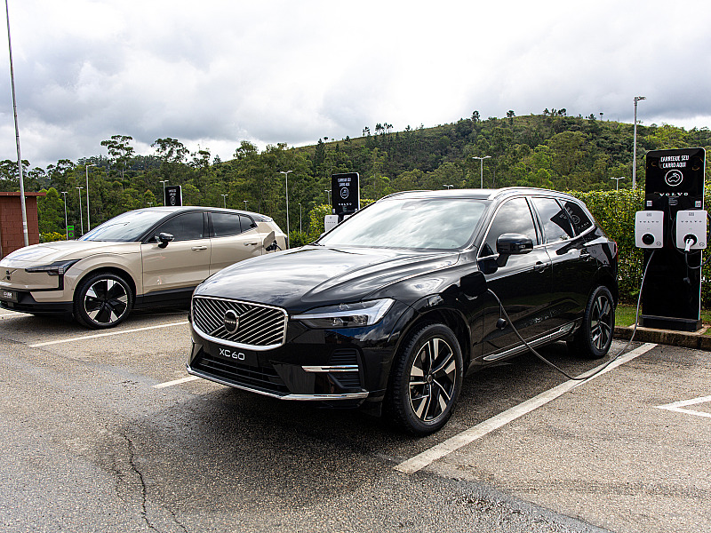 Catarina Fashion Outlet inaugura hub com 20 carregadores para carros elétricos