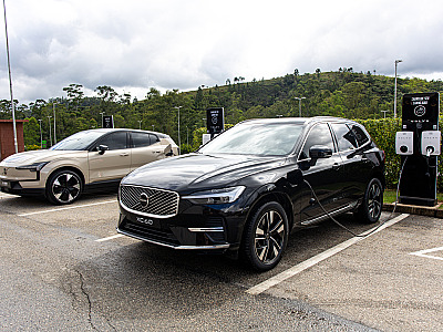 Estão disponíveis 20 carregadores de conveniência (AC) de 11 kW distribuídos em quatro áreas do estacionamento