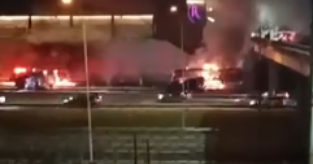 Ônibus pega fogo e interdita a Castello em Barueri na noite de quarta (15)