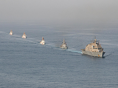 Navios da Marinha e da Guarda Costeira dos EUA durante a travessia do Estreito de Ormuz
