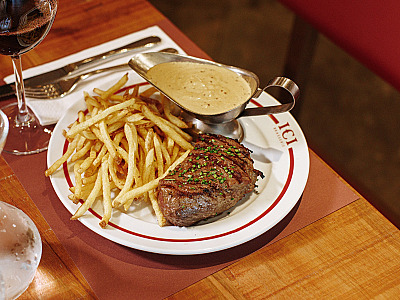 Steak frites é um dos destaques da ICI Brasserie