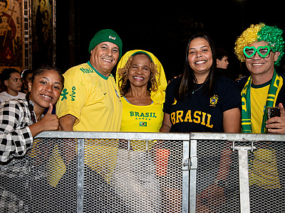 Público assistindo ao jogo da Seleção pela Copa no telão de Barueri