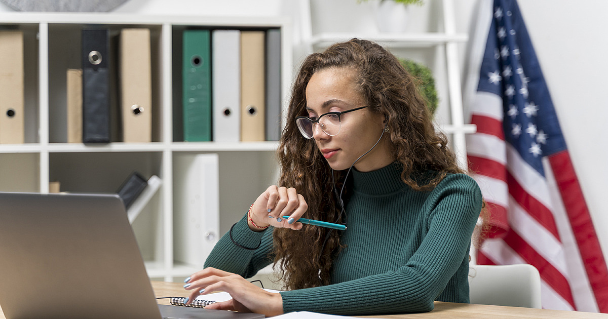 Embaixada dos EUA abre inscrições para curso gratuito de inglês com foco em tecnologia