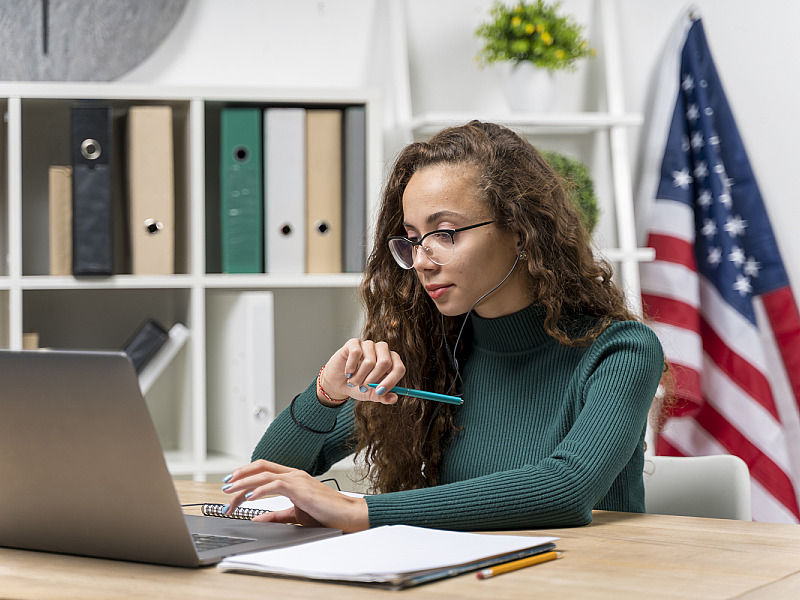 Embaixada dos EUA abre inscrições para curso gratuito de inglês com foco em tecnologia