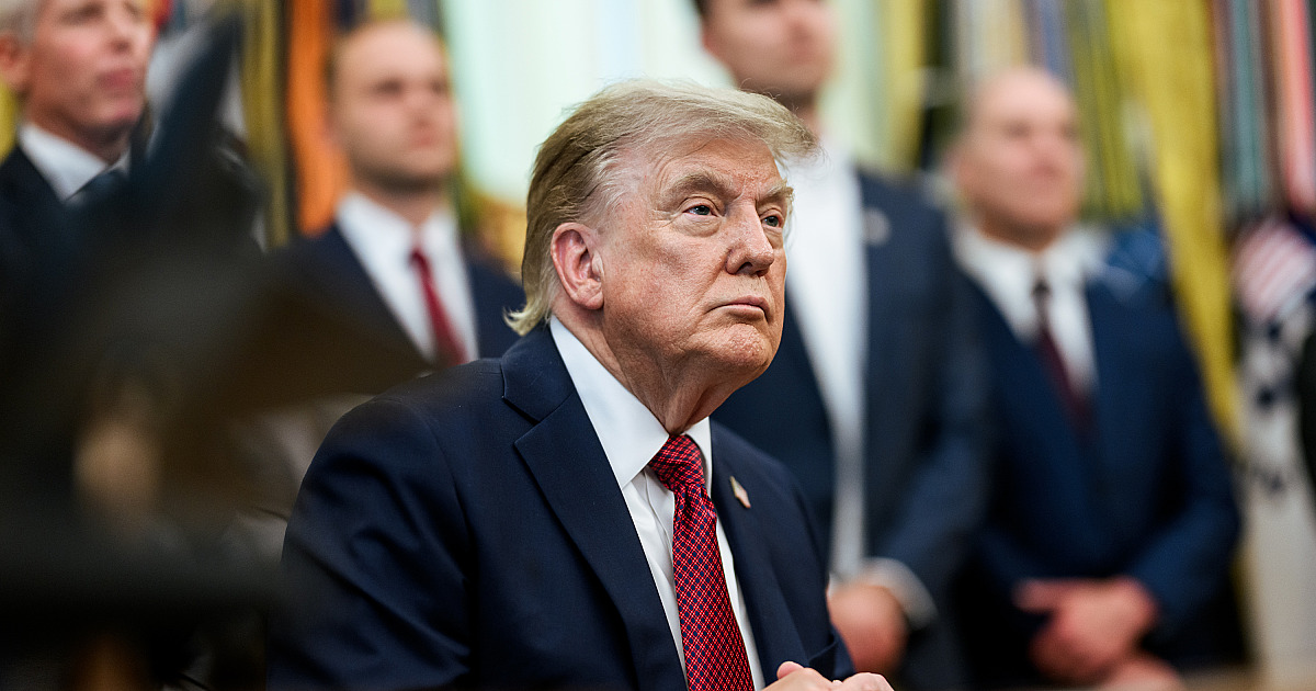 Maioria vê tarifaço de Trump como tentativa de favorecer Flávio Bolsonaro, diz DataFolha