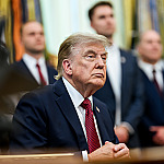 Maioria vê tarifaço de Trump como tentativa de favorecer Flávio Bolsonaro, diz DataFolha