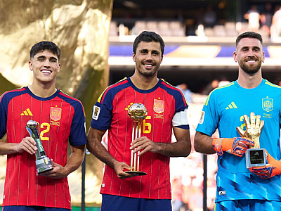 Rodrigo (ao meio) foi eleito o melhor jogador, Unai Simón (à direita) ganhou a Luva de Ouro e Pau Cubarsí (à esquerda) foi escolhido como o melhor jovem na Copa