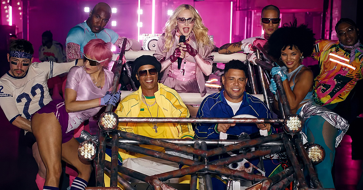 Madonna abre show do intervalo da Copa ao lado de Ronaldo e Ronaldinho