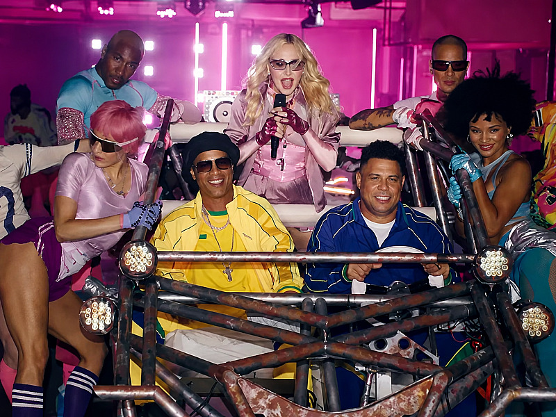 Madonna abre show do intervalo da Copa ao lado de Ronaldo e Ronaldinho