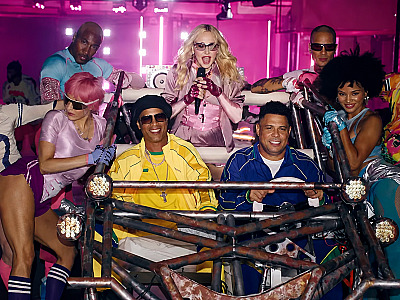 Madonna surpreendeu ao entrar no gramado em um carro conduzido pelos ex-jogadores brasileiros Ronaldo Fenômeno e Ronaldinho Gaúcho