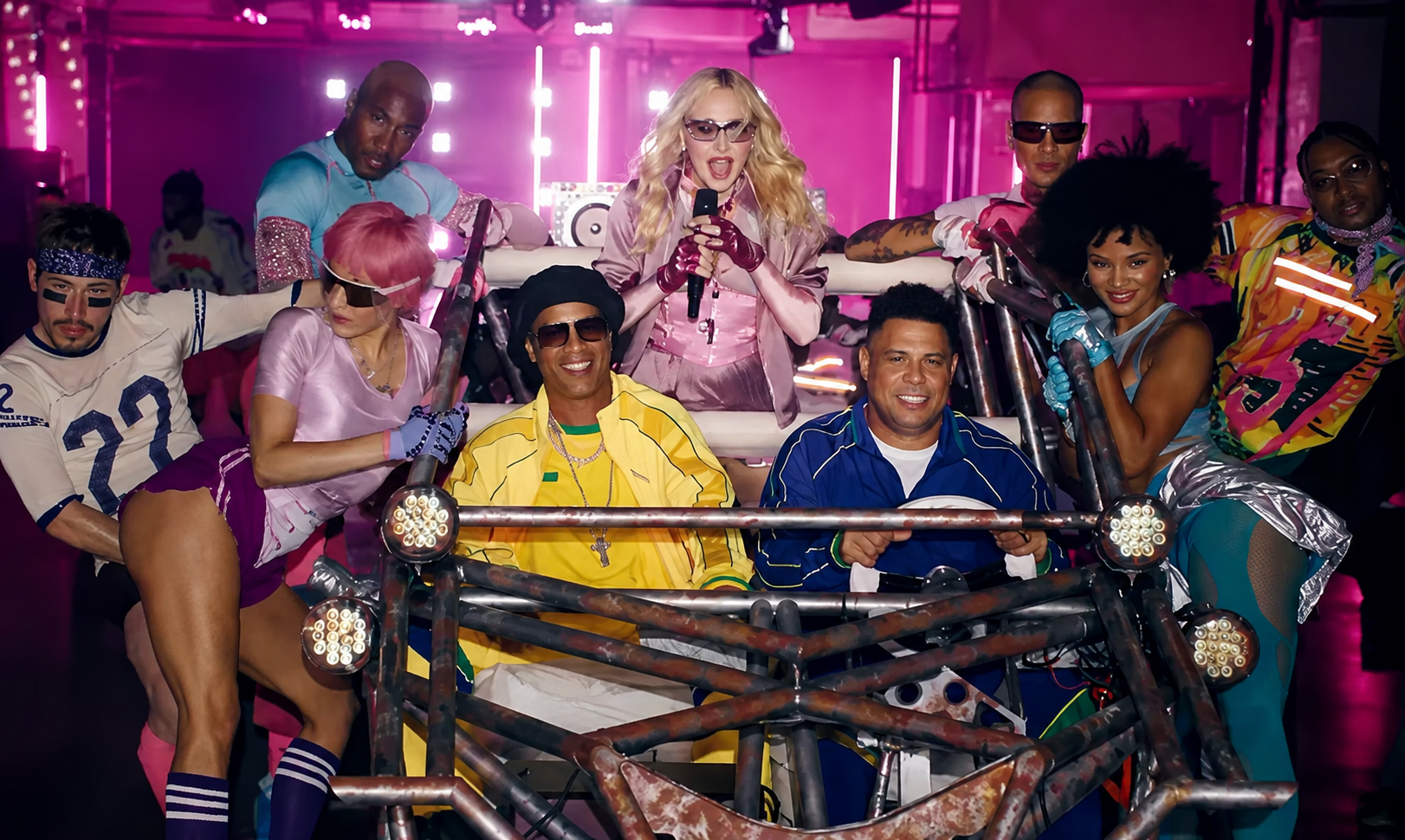 Madonna abre show do intervalo da Copa ao lado de Ronaldo e Ronaldinho