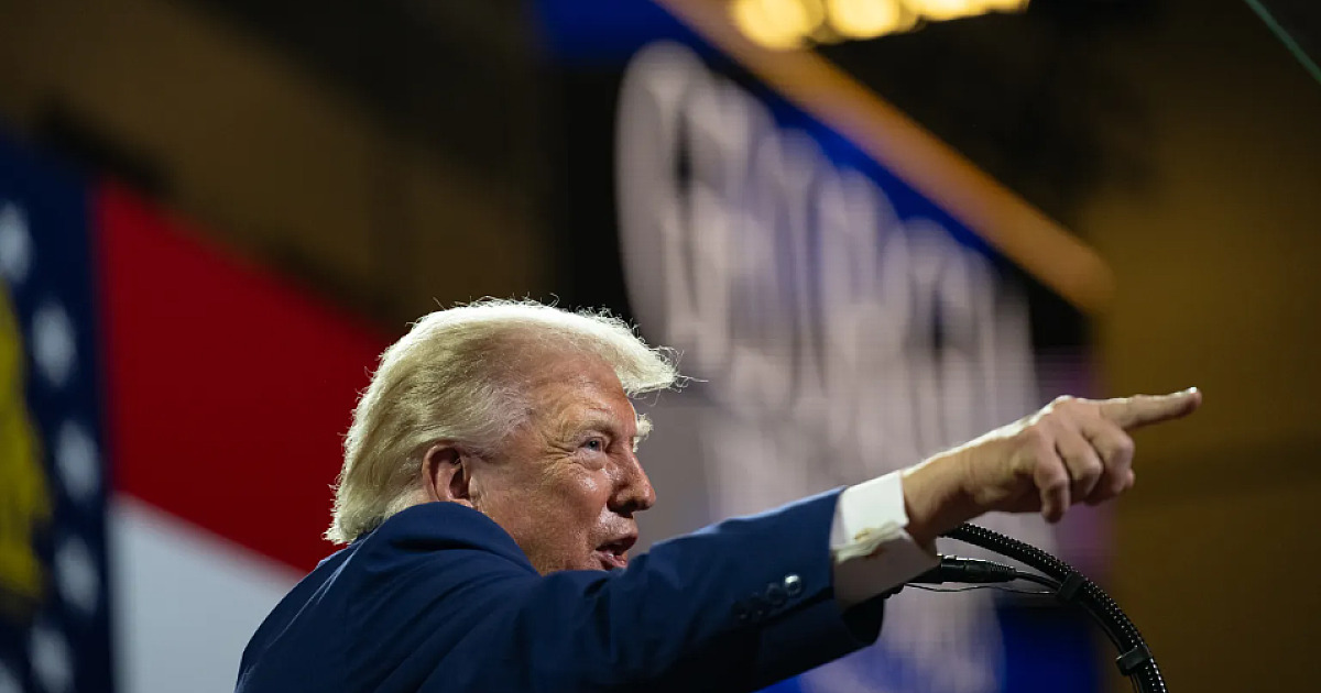 Maioria vê tarifaço de Trump como tentativa de favorecer Flávio Bolsonaro, diz DataFolha