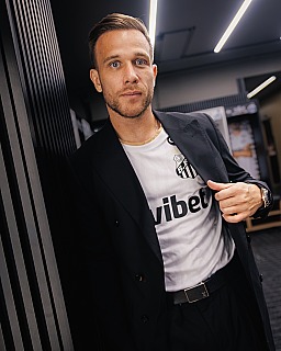 Santos anuncia contratação de Arthur, ex-Barcelona e Grêmio