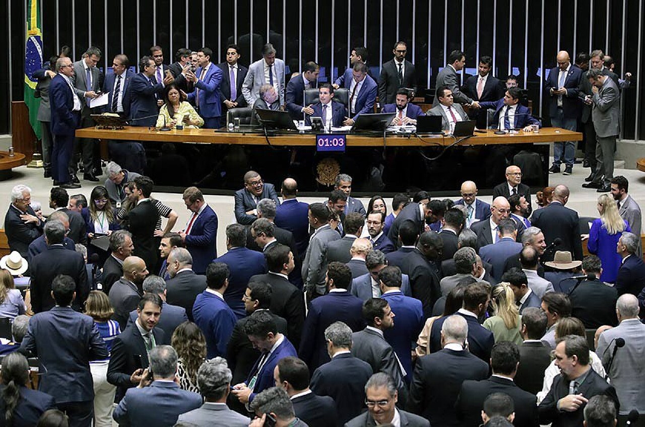 Mais de 85% dos deputados federais tentam a reeleição em 2026
