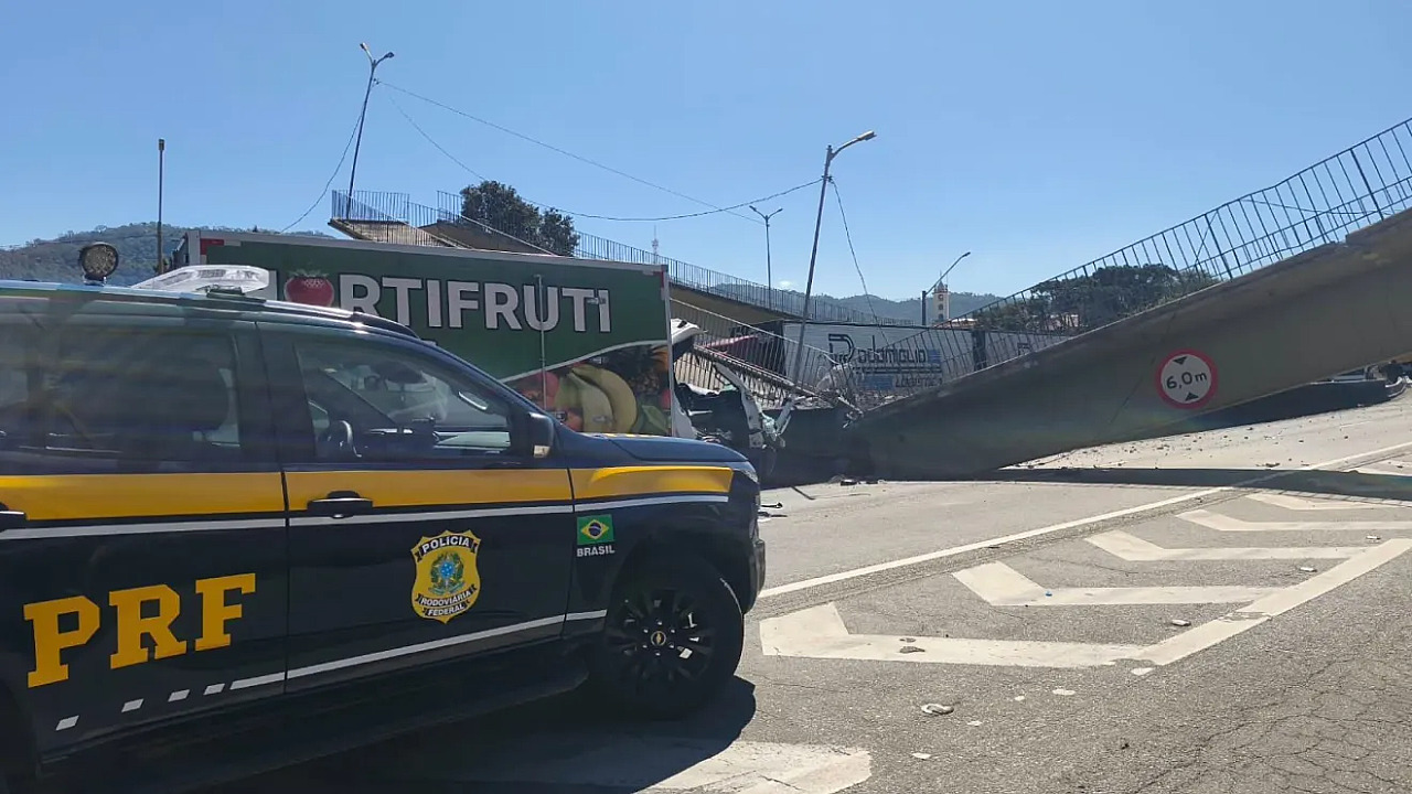 Caminhão atinge passarela na Fernão Dias e acidente deixa dois mortos
